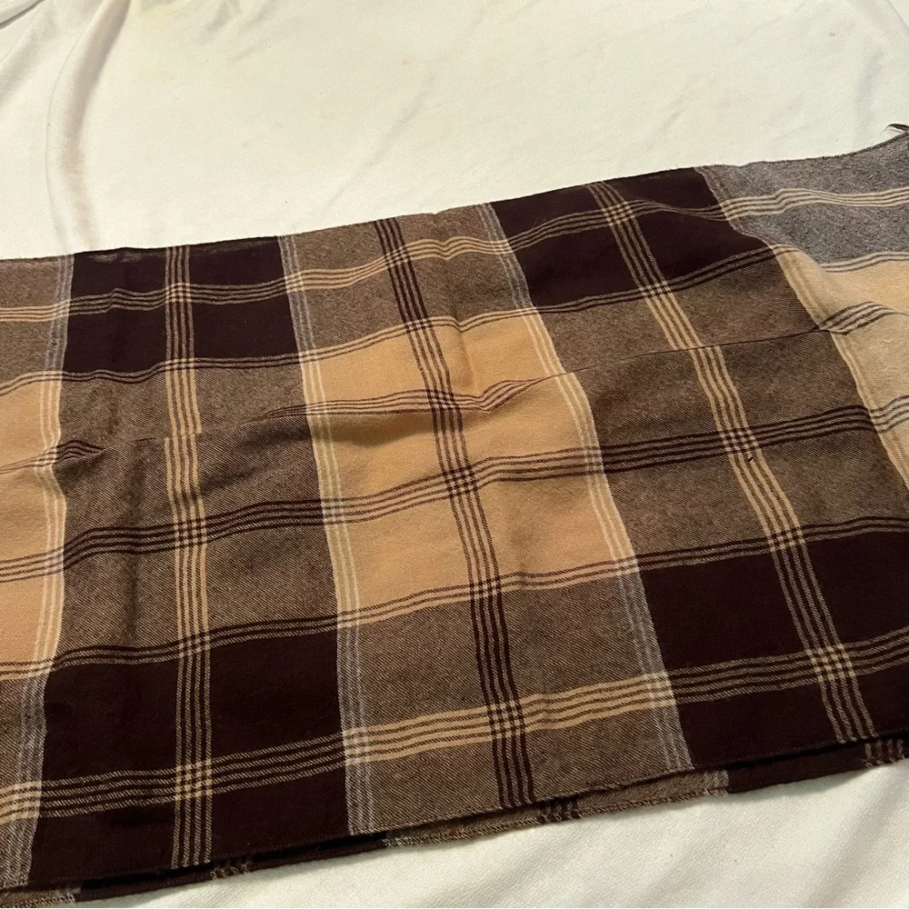 - Liz Claiborne unisex 100% wool scarf.